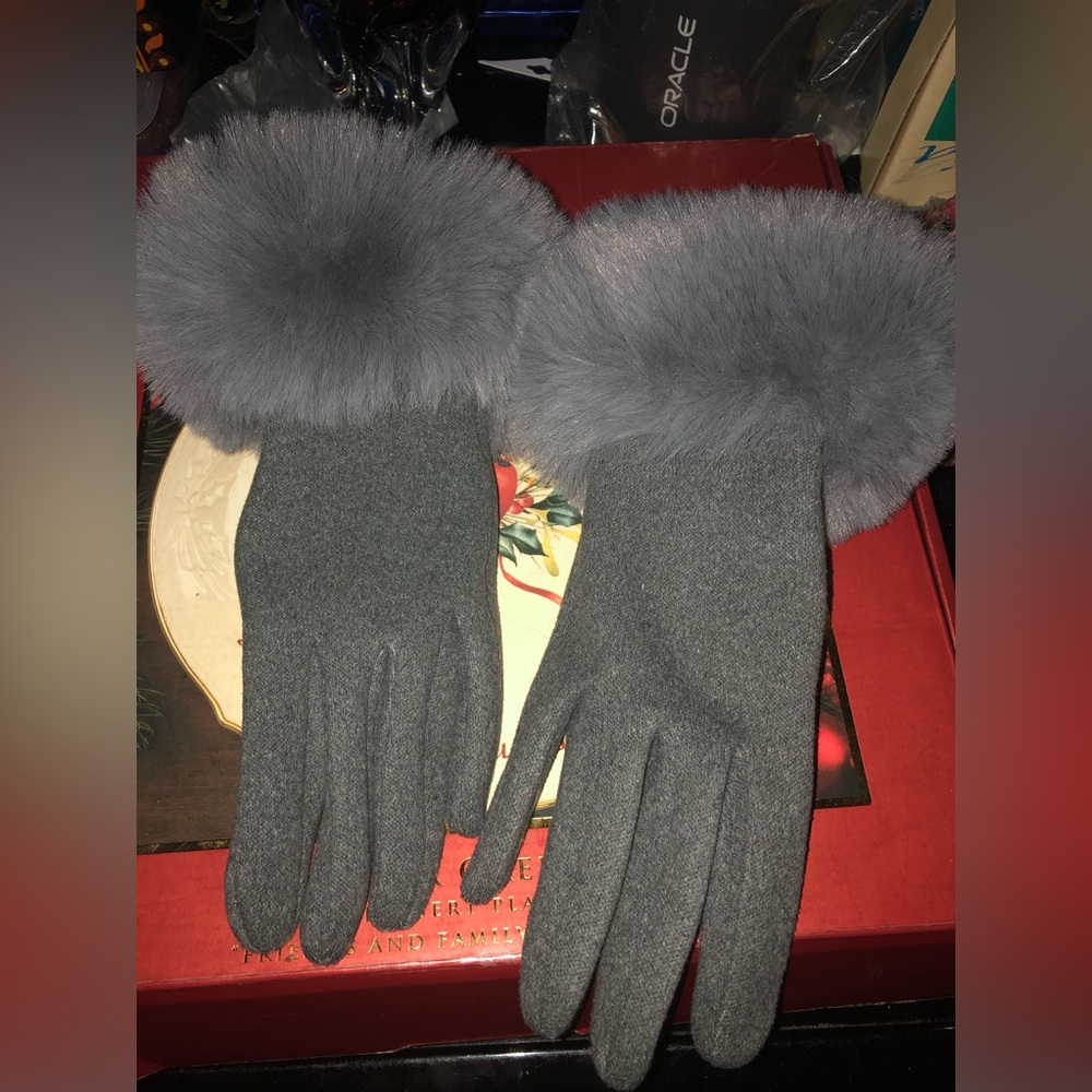 Hot Paws Tech Gloves-  759 $25 or $20 w/offer